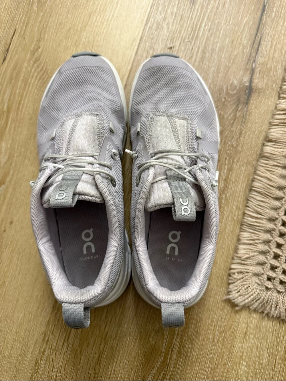 On Running Cloud Kids Girls Gray & White Sneakers Size 4